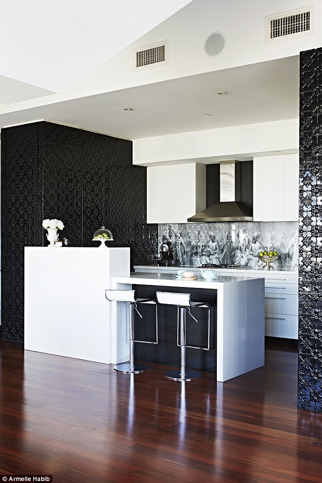 2D1A620300000578-3296791-The_living_and_dining_areas_have_solid_jarrah_floorboards_runnin-a-16_1446227915420