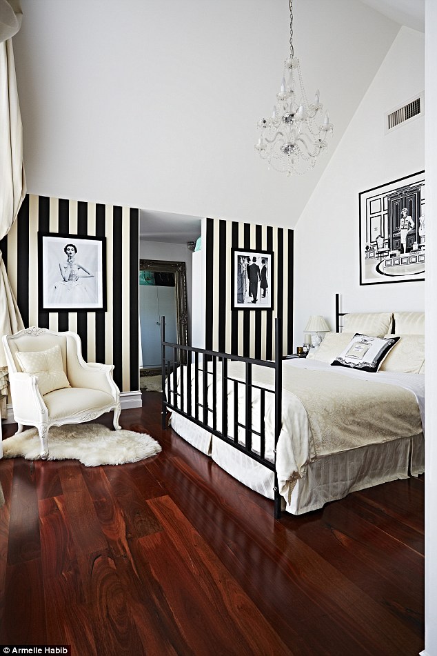 2D1A621E00000578-3296791-_Every_room_should_have_one_eclectic_chair_to_give_it_character_-a-146_1446211245563