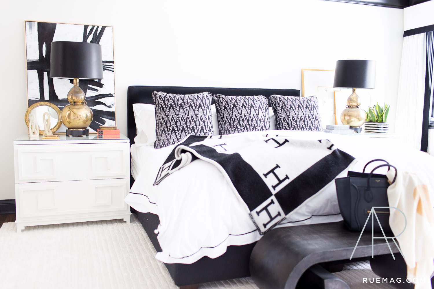 monochromatic-black-and-white-bedroom