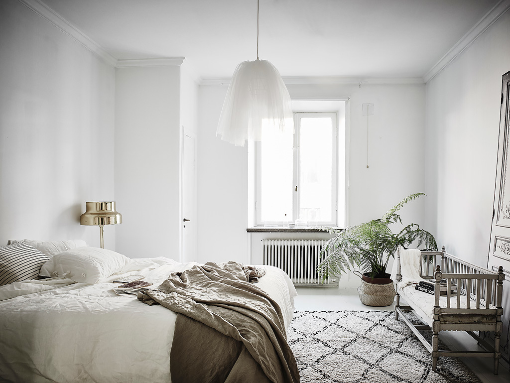 scandinavian-white-and-vintage-bedroom-interior