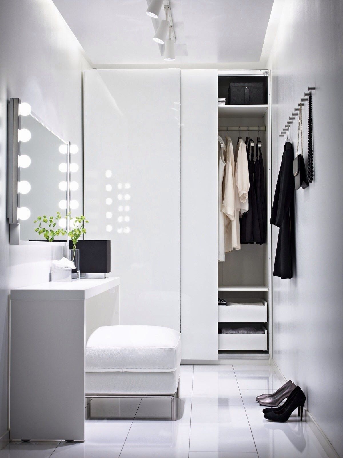 Traditional-Mirror-Light-With-Closet-Lighting-Fixtures-And-White-Theme