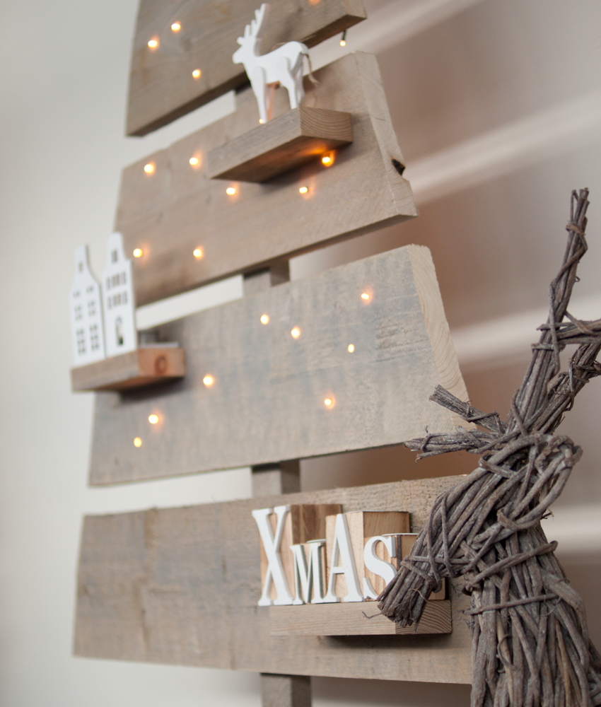 houten-kerstboom-strak-led-verlichting-185cm-detail