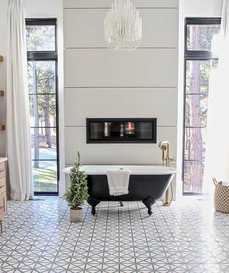 christmas-decor-modern-vintage-black-white-bathroom-black-clawfoot-tub