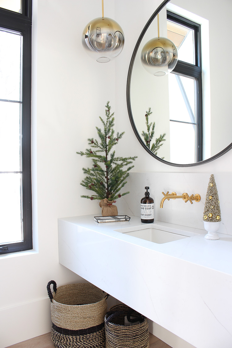 simple-christmas-decorating-powder-bathroom