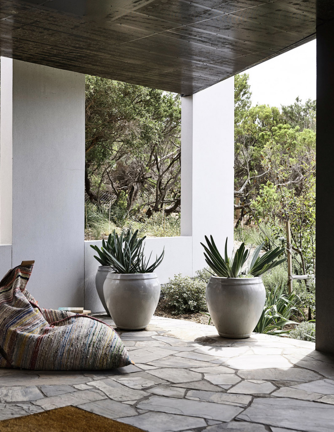 Bobby-Berk_Home-Tour_Interiors_Australia_Beach_Bright_Clean_15