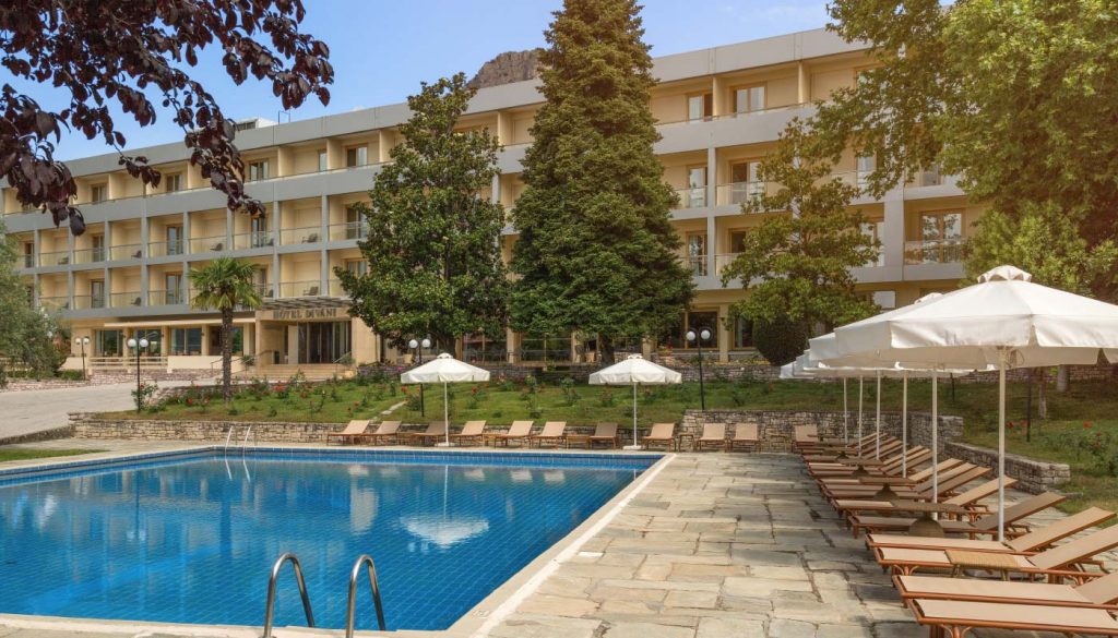 divani-meteora-hotel-pool-bar-02