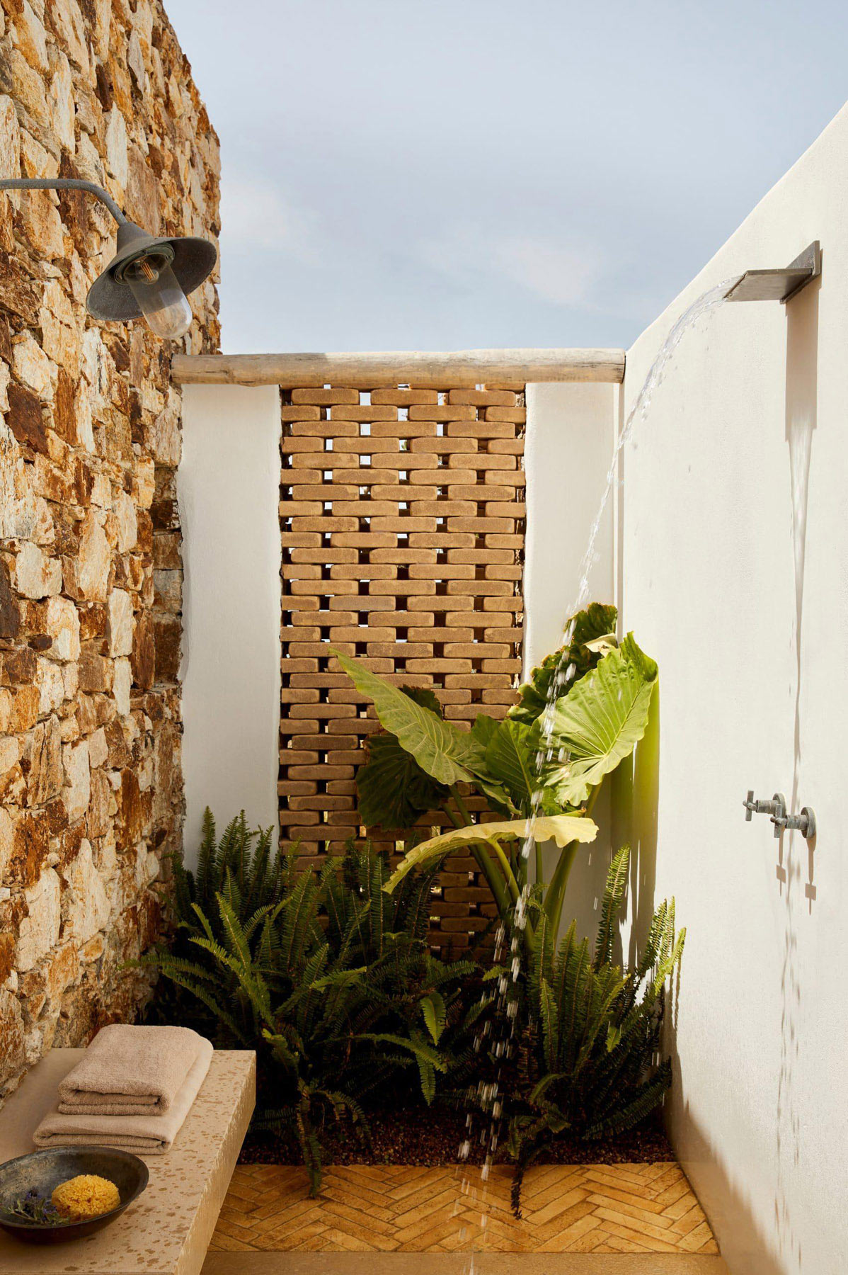lanscape-camo-house-301-outdoor-shower-the-rooster-antiparos-scaled