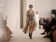 Max Mara SS27: Safari, tailoring και μια νέα ιδέα για τη σύγχρονη πολυτέλεια