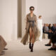 Max Mara SS27: Safari, tailoring και μια νέα ιδέα για τη σύγχρονη πολυτέλεια